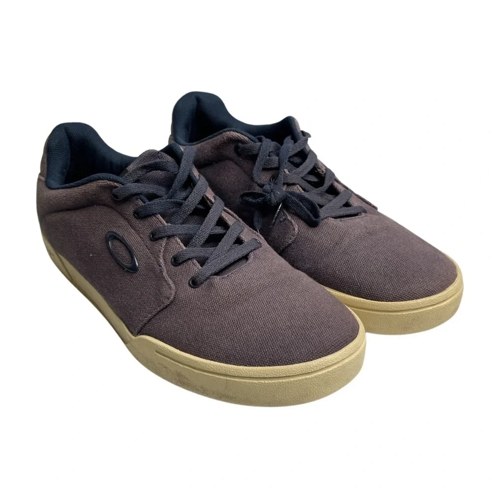 Oakley men size 10 canvas lace ups/manufactured yellow outer sole navy/gray